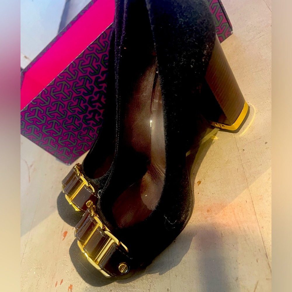 Tory Bur h black pumps with gold details. 10